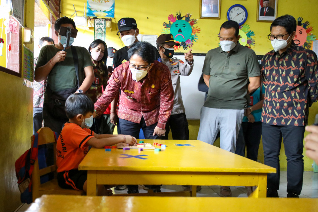 Bupati Giri Prasta Monitoring PTM Sekolah di Kabupaten Badung, Pastikan Semua Guru Sudah di Vaksin